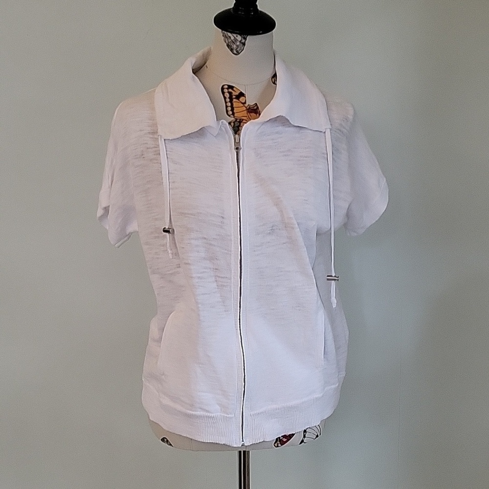 Weekends by CHICO'S white cotton zip up top with pockets. Size is s/m.